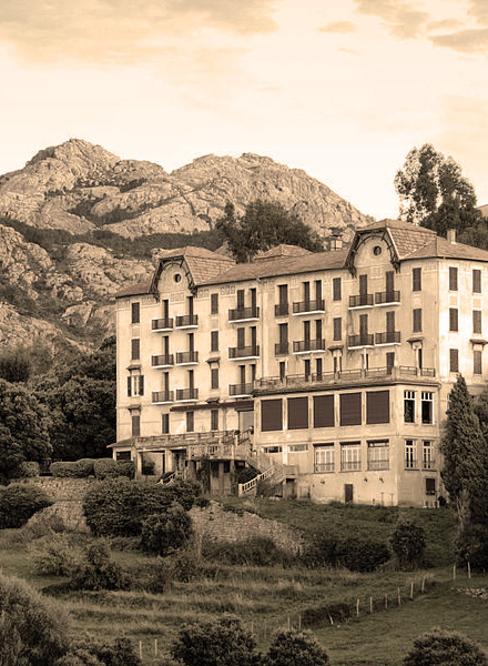 History of the Roches Rouges hotel in Piana, Corsica