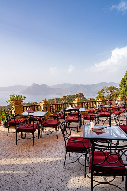 Terrasse lounge bar Roches Rouges à Piana en Corse